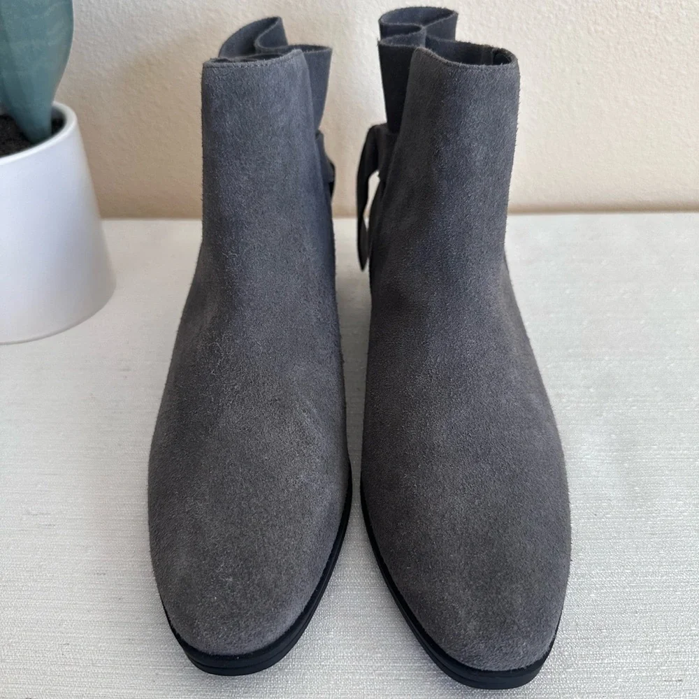 New Aerosoles Crosswalk Gray Suede Ruffled Ankle Booties Women’s 8M - Picture 2 of 14